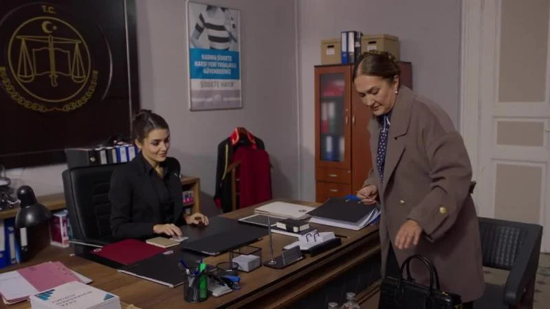 Кадры из сериала Совершенно другой (2023)