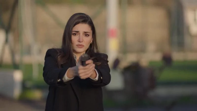 Кадры из сериала Совершенно другой (2023)