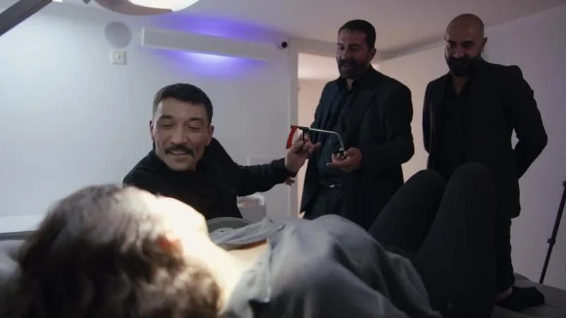 Кадры из сериала Совершенно другой (2023)